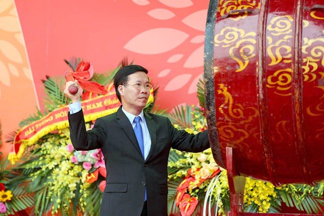 Ông Võ Văn Thưởng - Bí thư Trung ương Đảng, Trưởng Ban Tuyên giáo Trung ương đánh trống khai hội báo toàn quốc 2018 